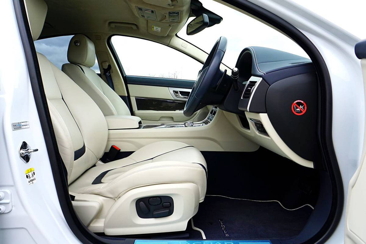 พรมปูพื้น Mazda 2: เลือกเข้ารูปหรือทั่วไป ตัดสินใจผิดชีวิตเปลี่ยนแค่ไหน?