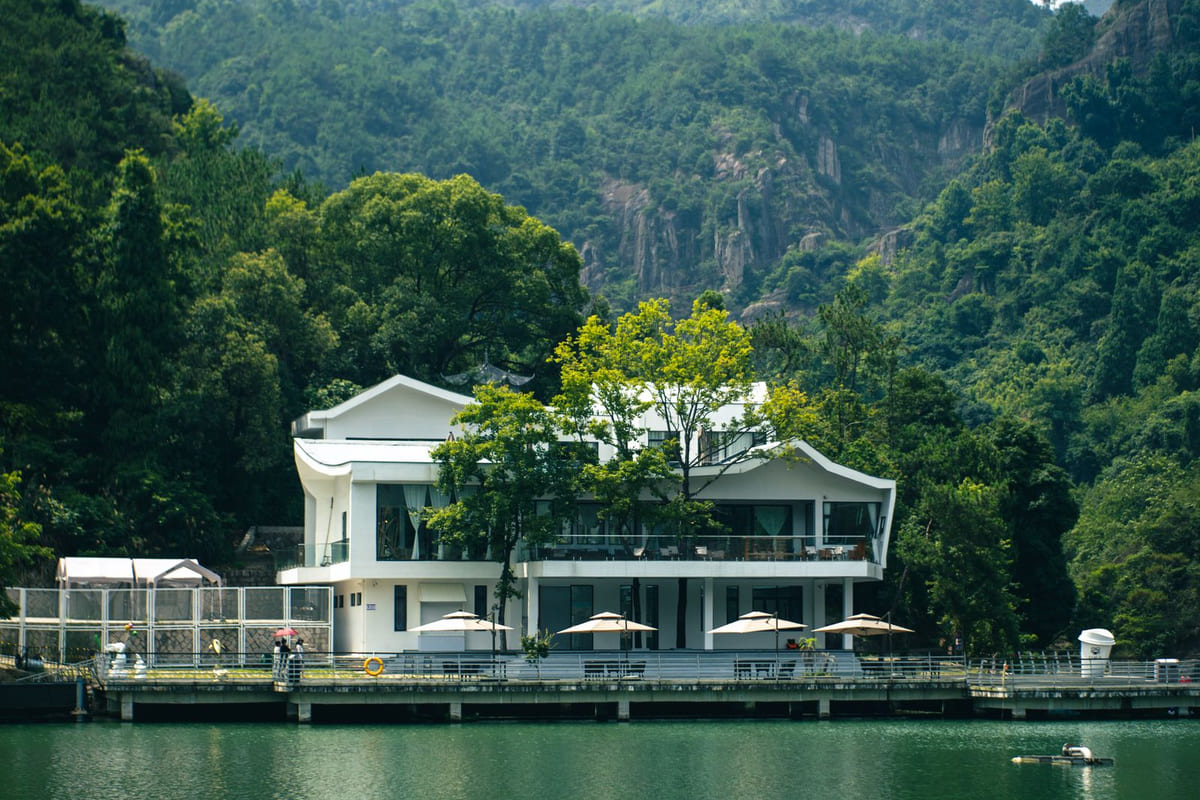 ที่พักสังขละบุรี ใกล้สะพานมอญ: หยุดเชื่อรีวิวปลอม แล้วเลือกให้ถูกจุด